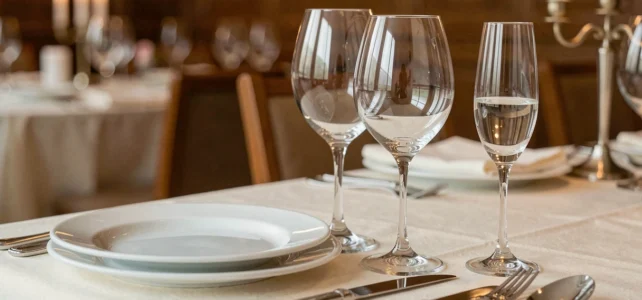 Astuces élégantes pour réussir la disposition des verres à table lors d’un dîner raffiné Astuces élégantes pour réussir la disposition des verres à table lors d’un dîner raffiné